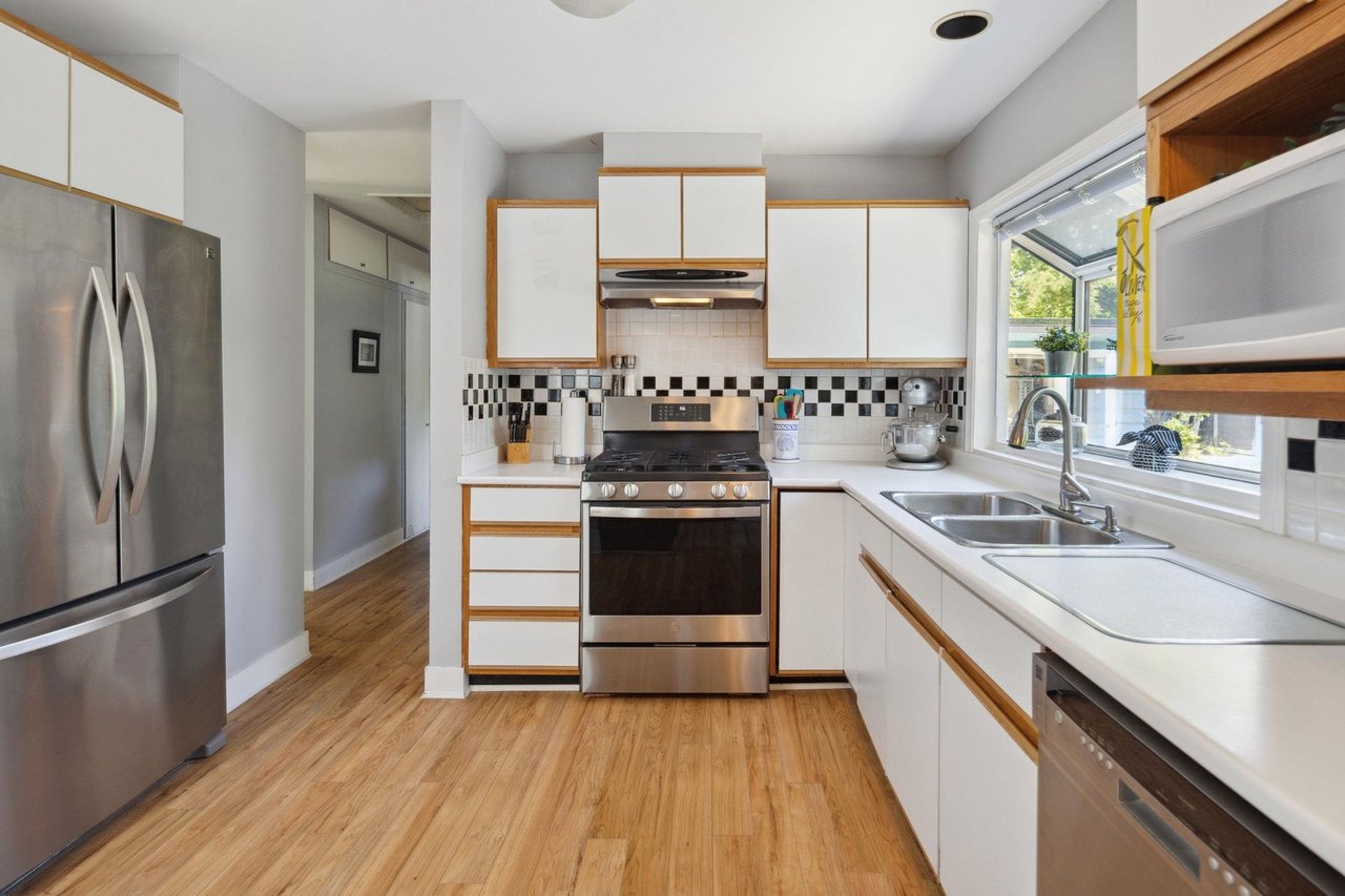 1384 Fernwood Cres
