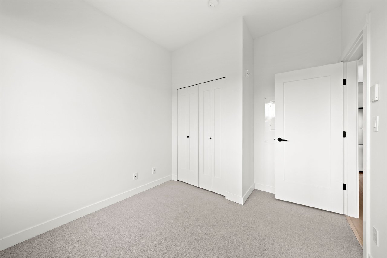 503-2493 Montrose Ave