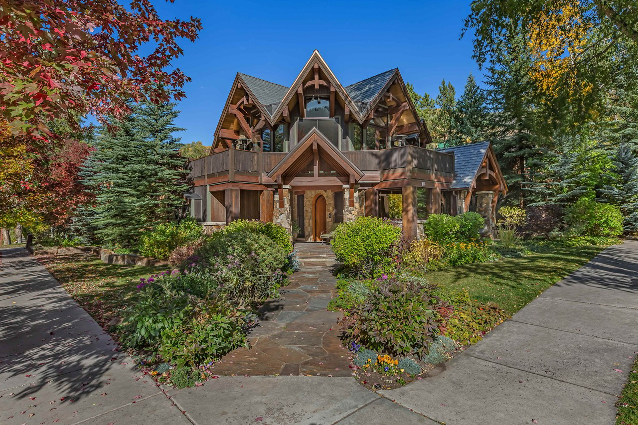 Magnificent and Timeless Mountain Home in Aspen 