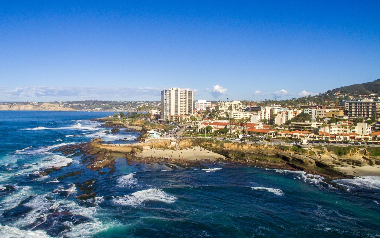 vibrant blue sea and sky in the coastal city of La Jolla