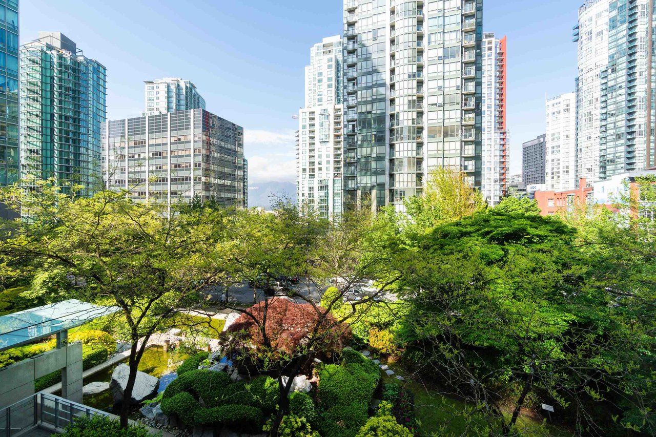 1233 Alberni St