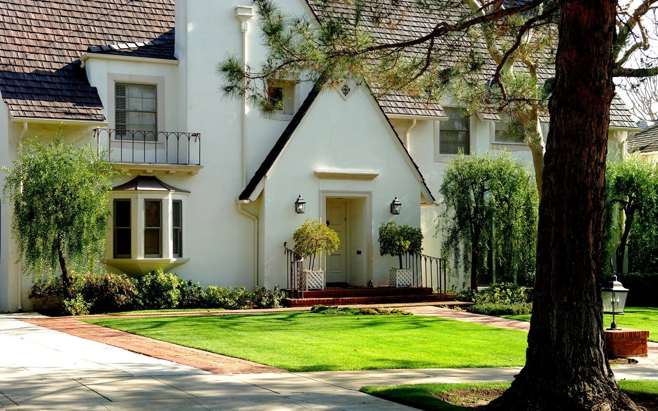 What to Love (and Hate) About Corner Lots: Factors to Consider Before Buying
