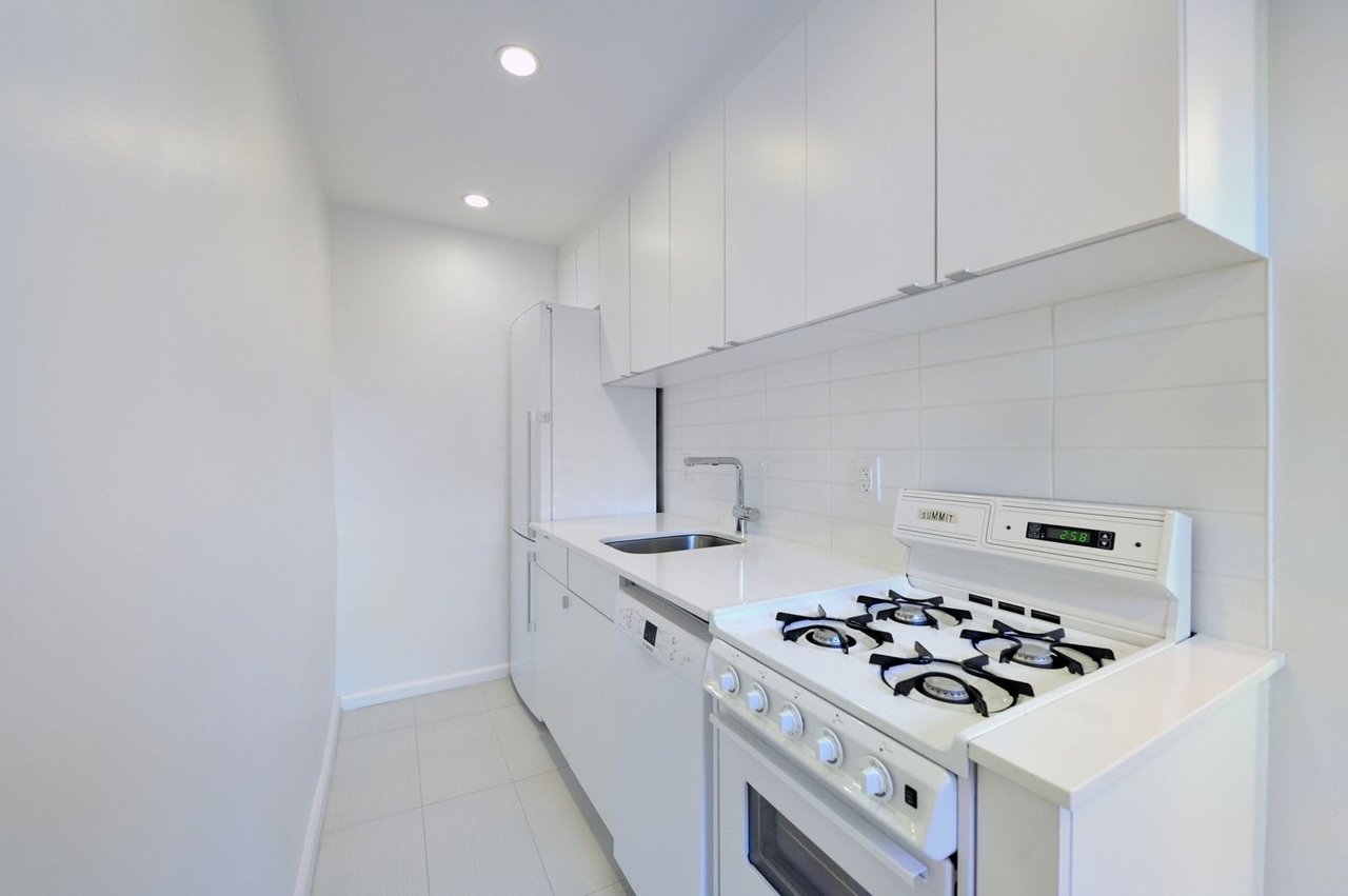 300 W 12th St, #3I