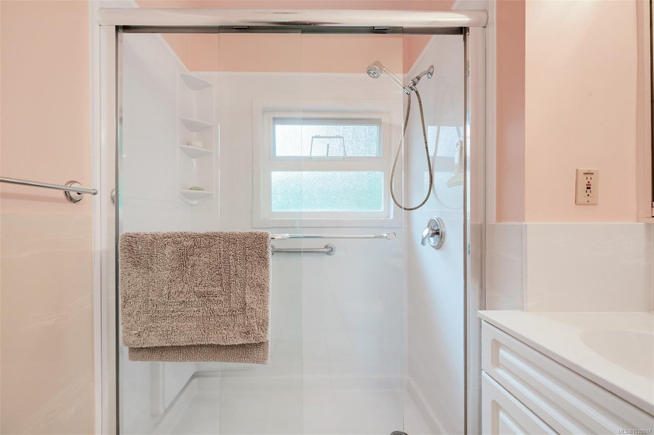2587 MacDonald Dr