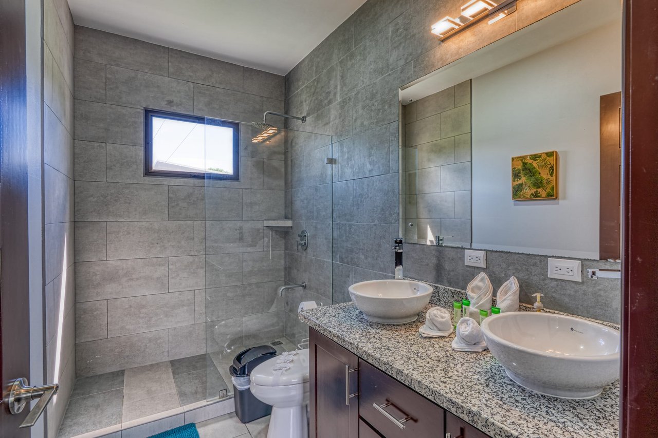 3 BEDROOM MODERN HOME WITH POOL WALKING DISTANCE TO EVERYTHING IN UVITA