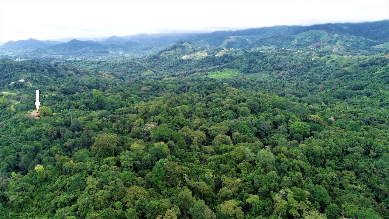 9 acres property with 360 panoramic views and 80m highway frontage