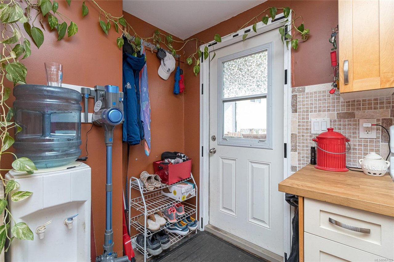 1335 Justine Pl, Langford