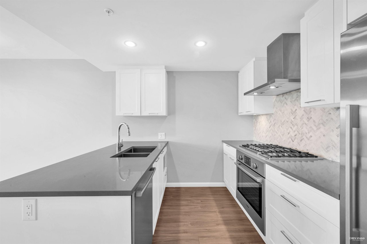 1706-520 Como Lake Ave