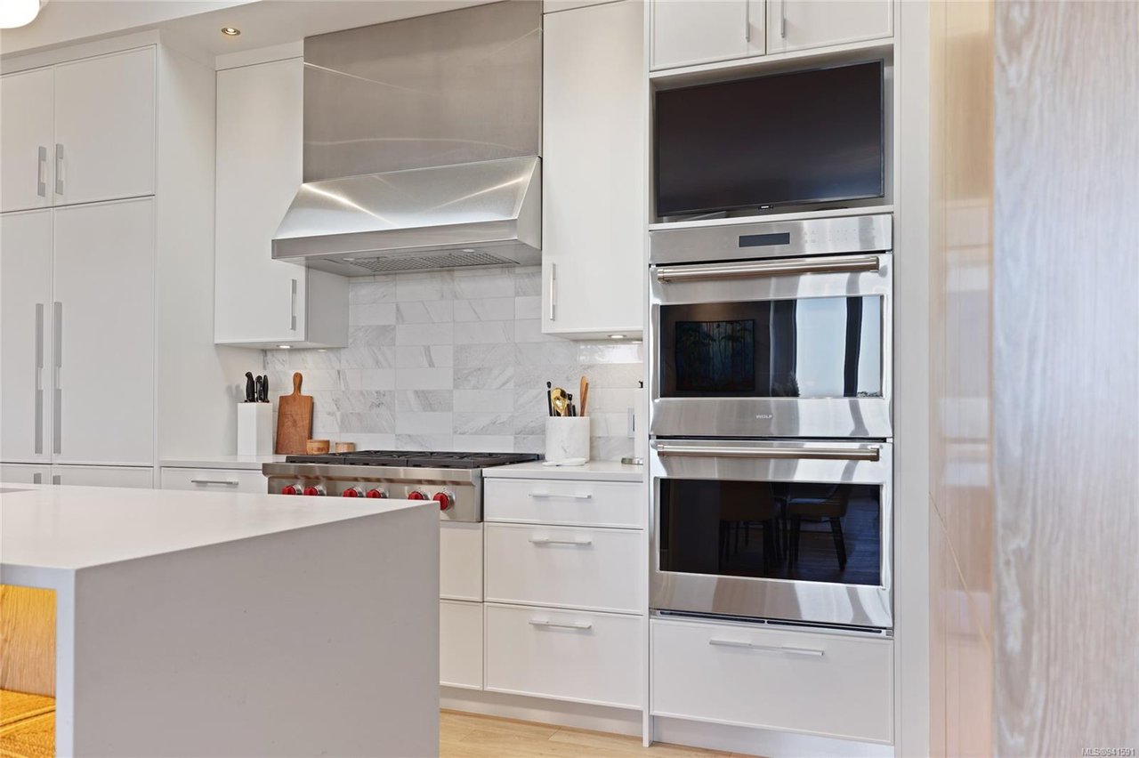 403-1018 Pentrelew Pl