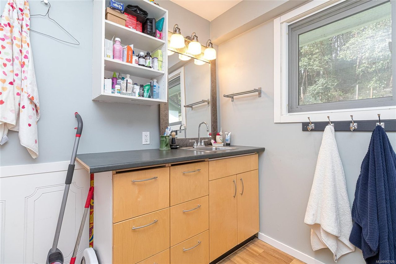 1335 Justine Pl, Langford