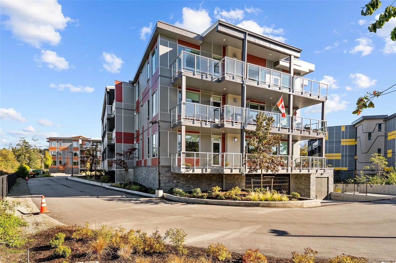 301-10670 McDonald Park Rd, North Saanich