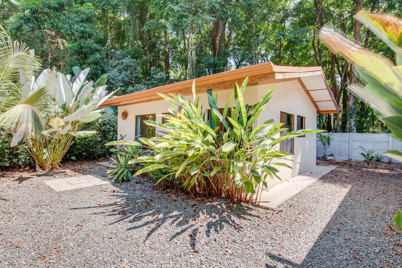 A highly-rated and high-occupancy resort with a hotel, cabins, on-site restaurant and a pool an easy 5-minute walk from PLAYA UVITA and Marino Ballena National Park!