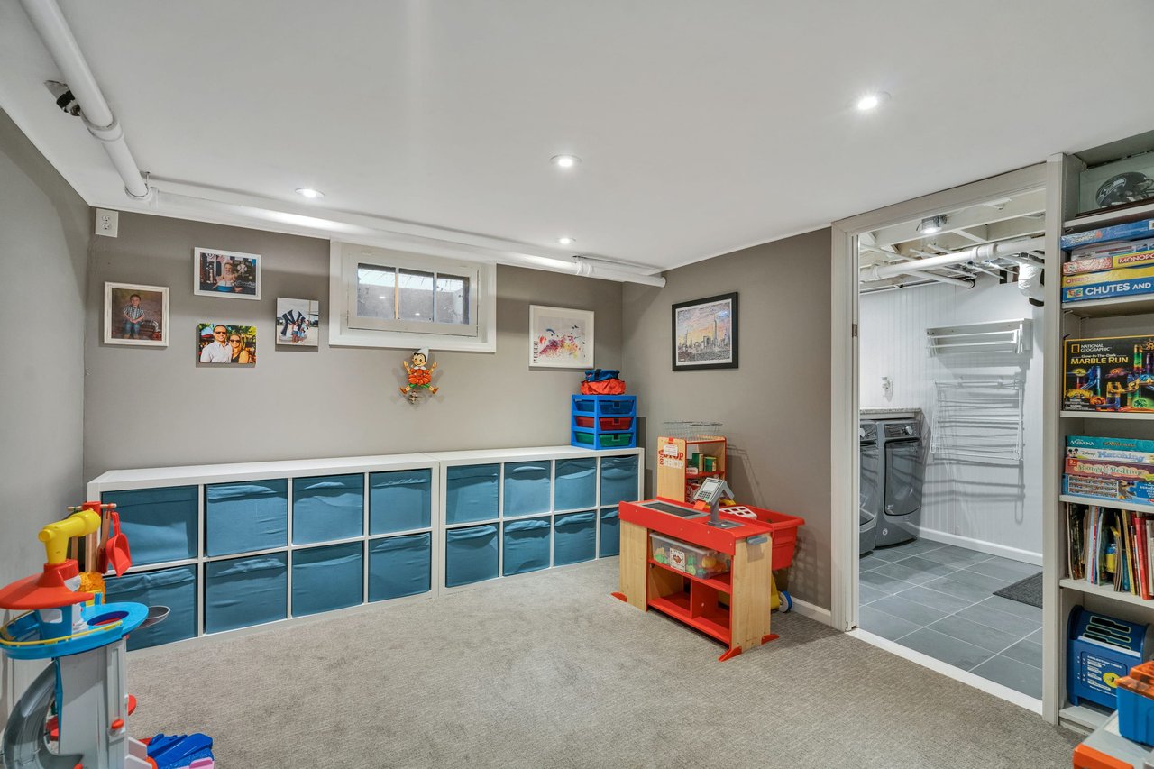 8 Hollywood Place