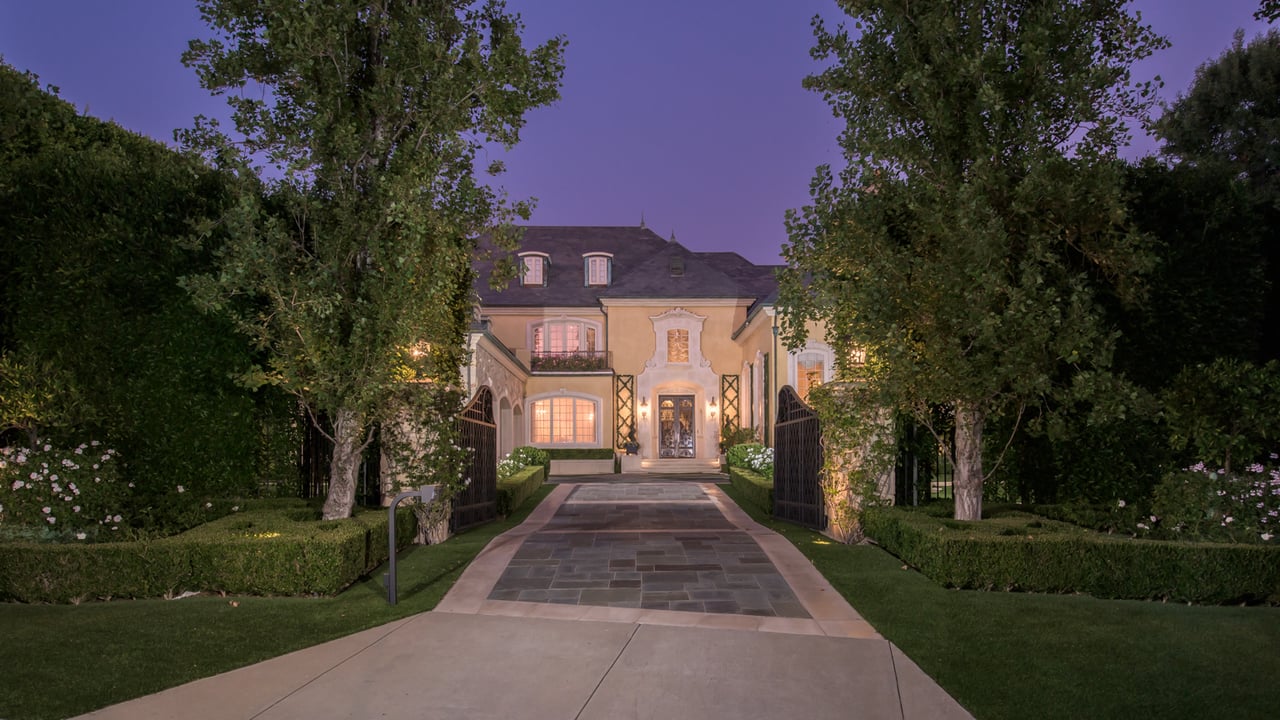 Grand Traditional Manor in Brentwood Park