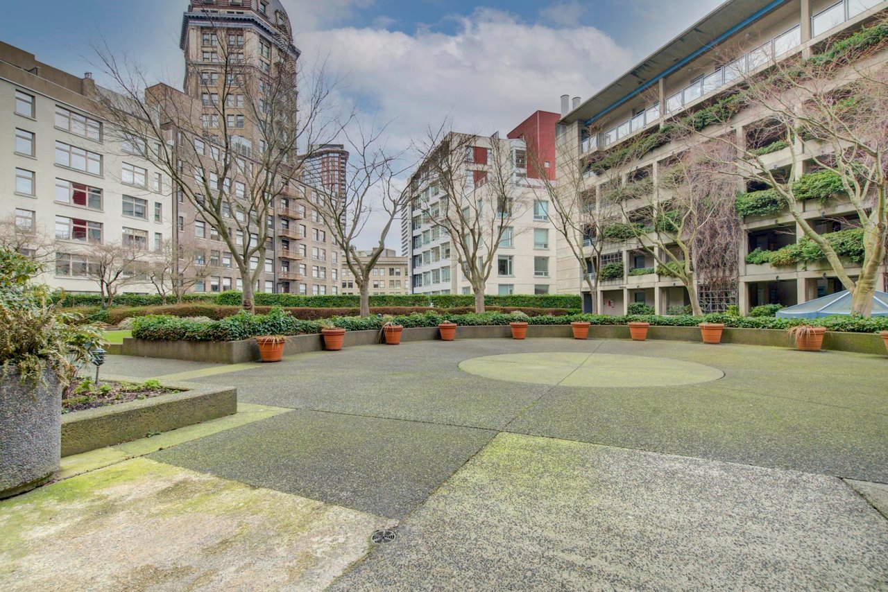 1302-183 Keefer Pl