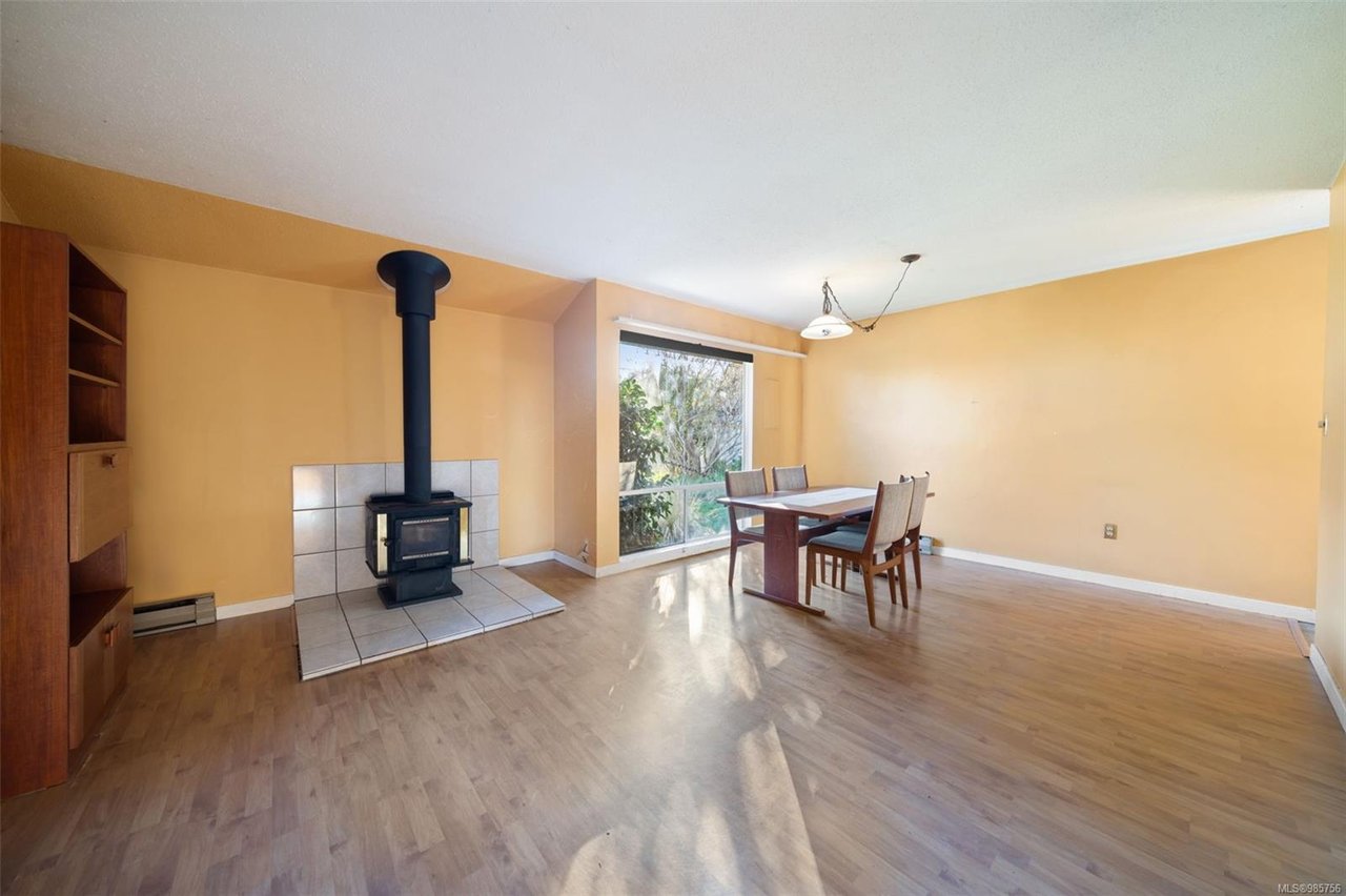 307 Henry St