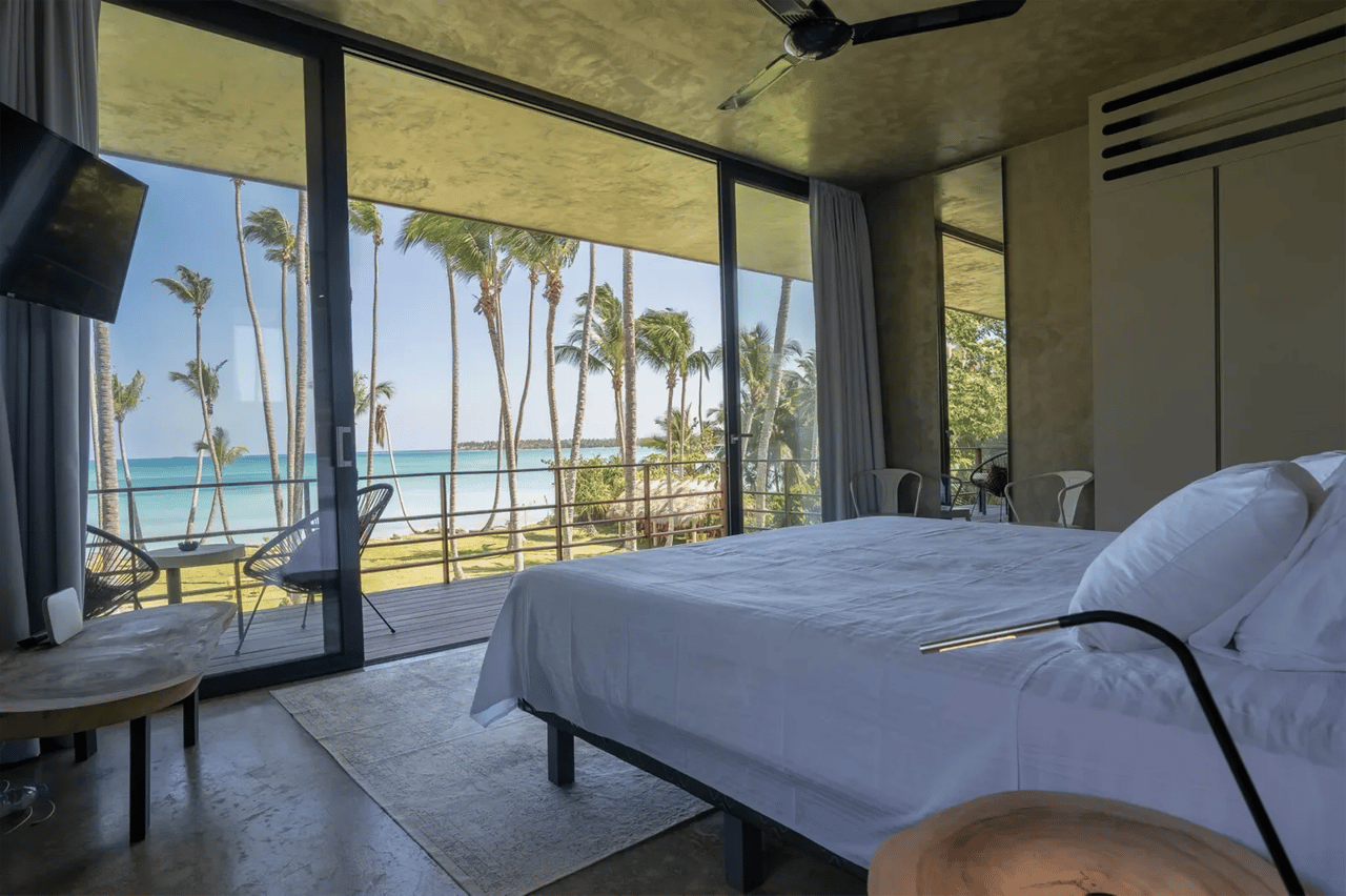 Beachfront Luxury Retreat: Contemporary Villa With Stunning Views and Unrivaled Amenities