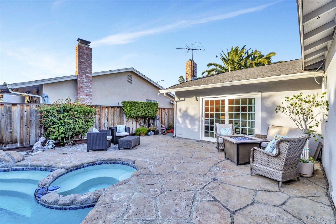 33827 Whitehead Ln