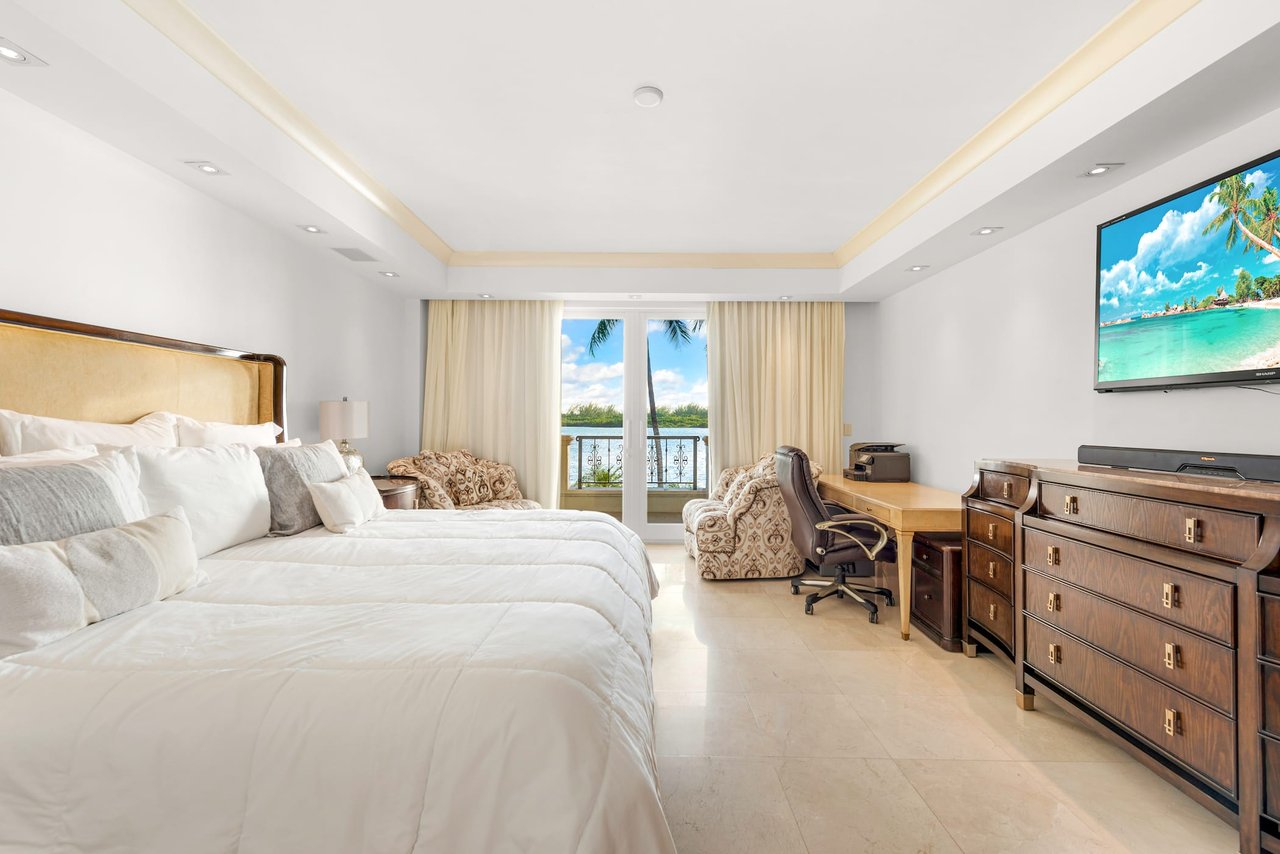 2426 FISHER ISLAND DR