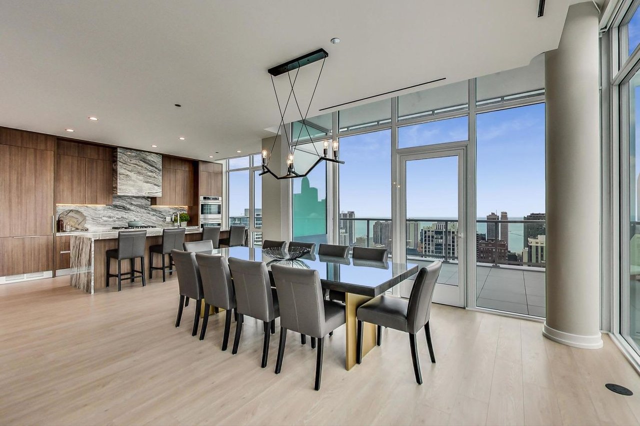 202 West Hill Street, Unit: 3803