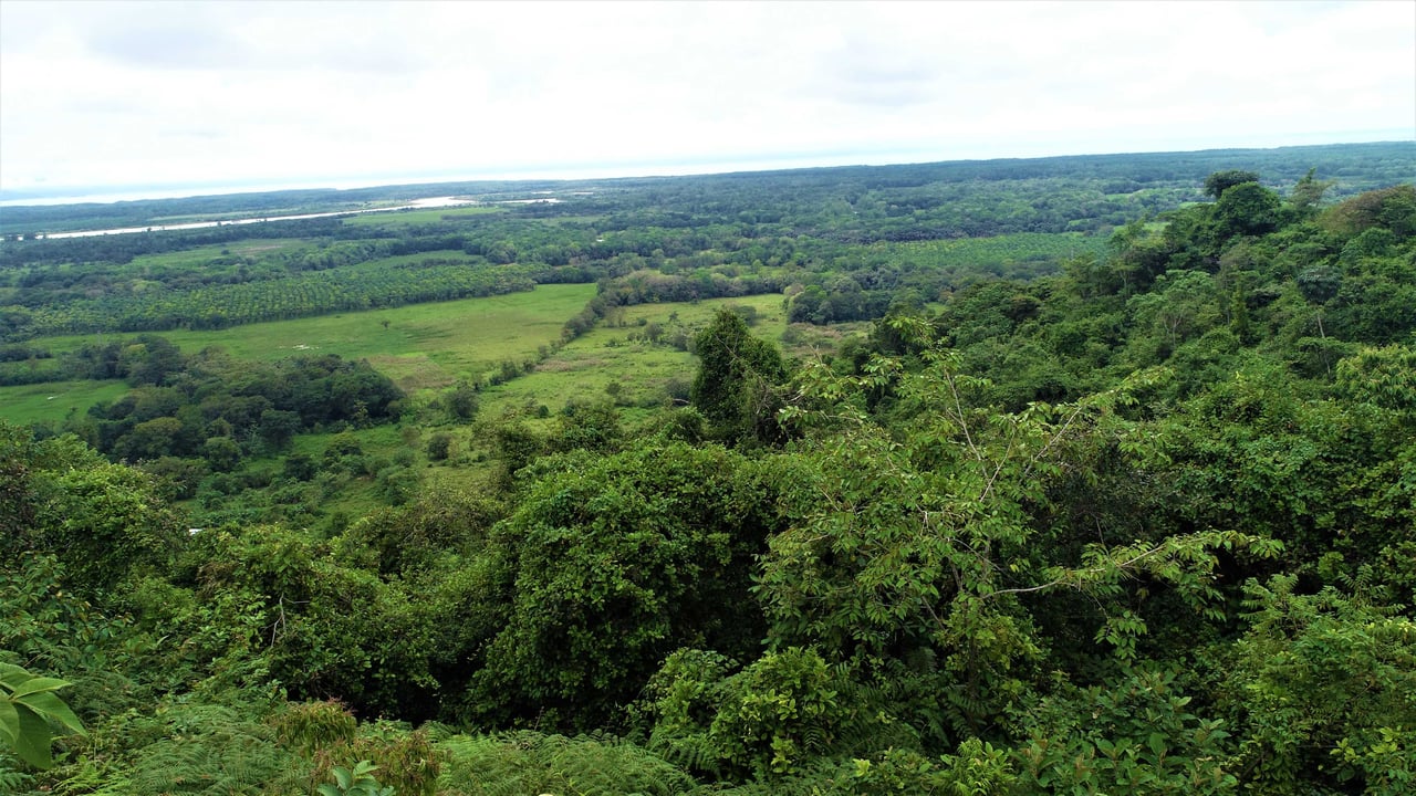 9 acres property with 360 panoramic views and 80m highway frontage