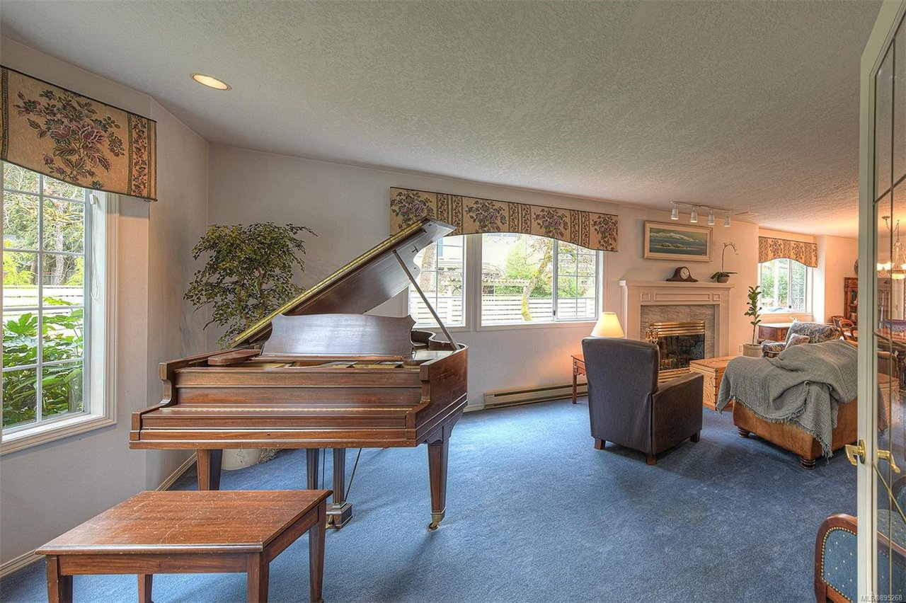751 Helvetia Cres