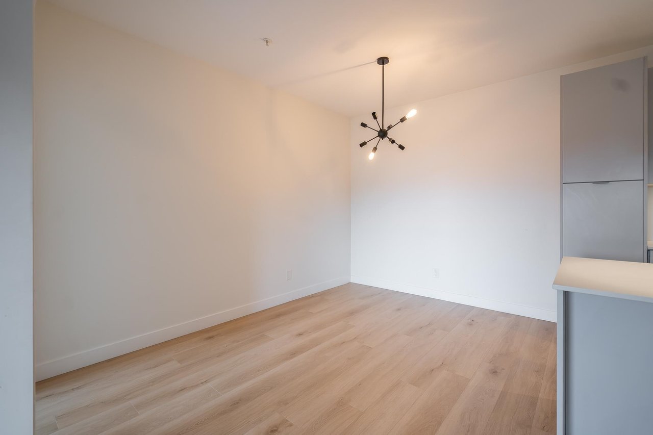 327-2493 Montrose Ave