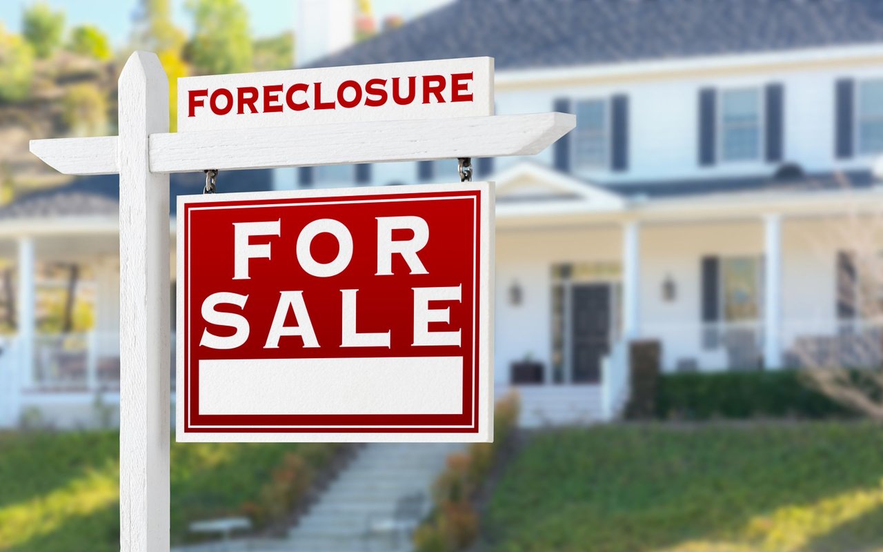 The Pros and Cons of Buying a Foreclosed Home