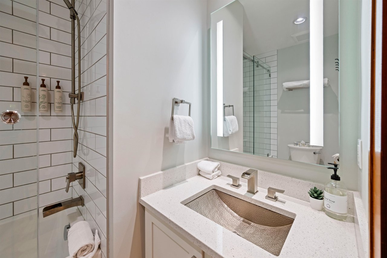 4-4661 Blackcomb Wy