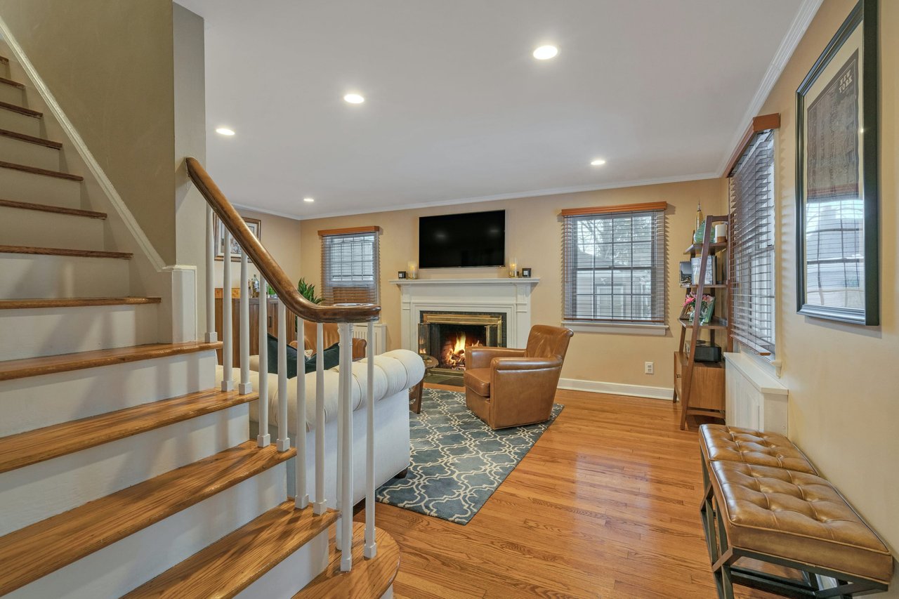 8 Hollywood Place