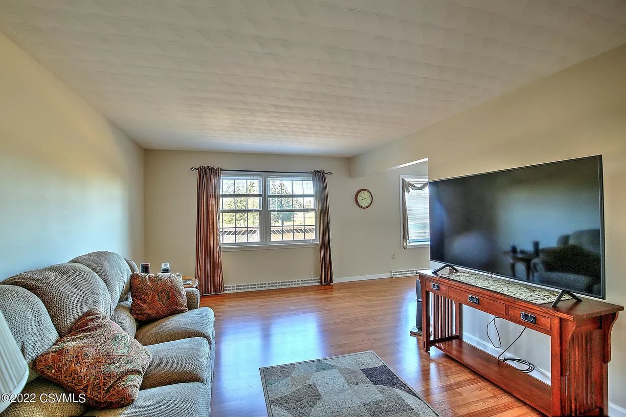 108 Hardscrabble Ln