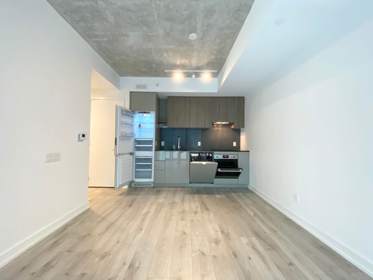 161 Roehampton Ave, Unit 532