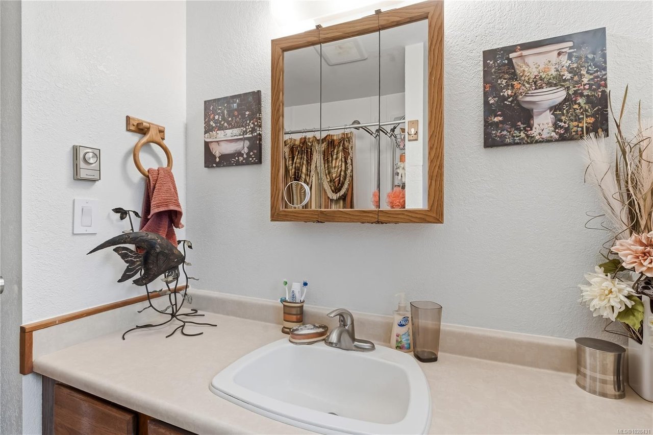 1639 Holly Cres