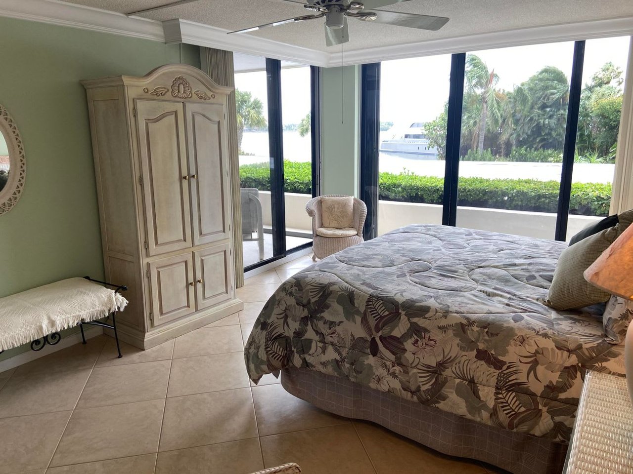 122 Lakeshore Drive #2320