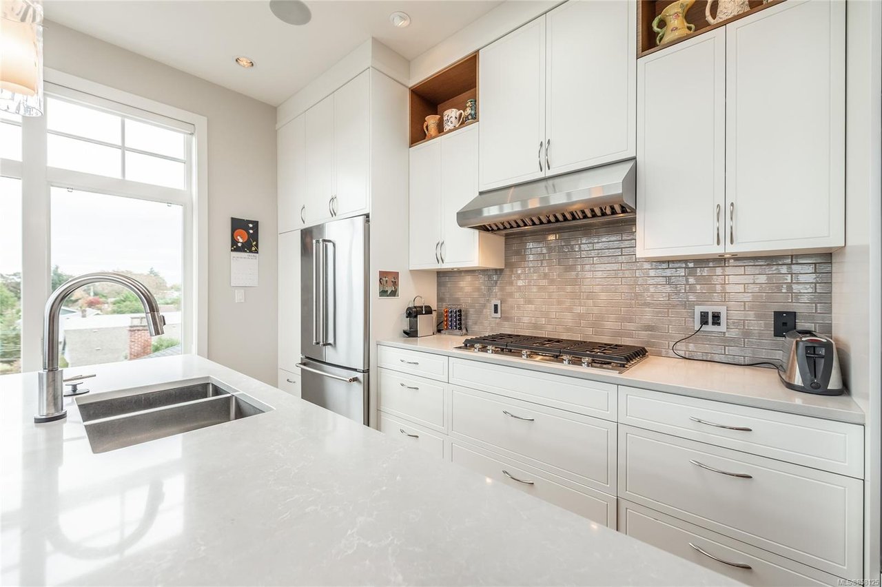 401-1765 Oak Bay Ave