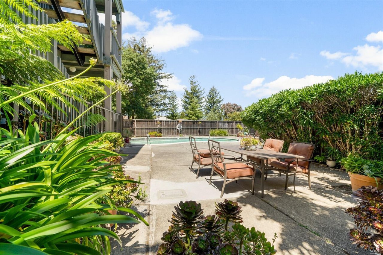 1125 S Eliseo Dr