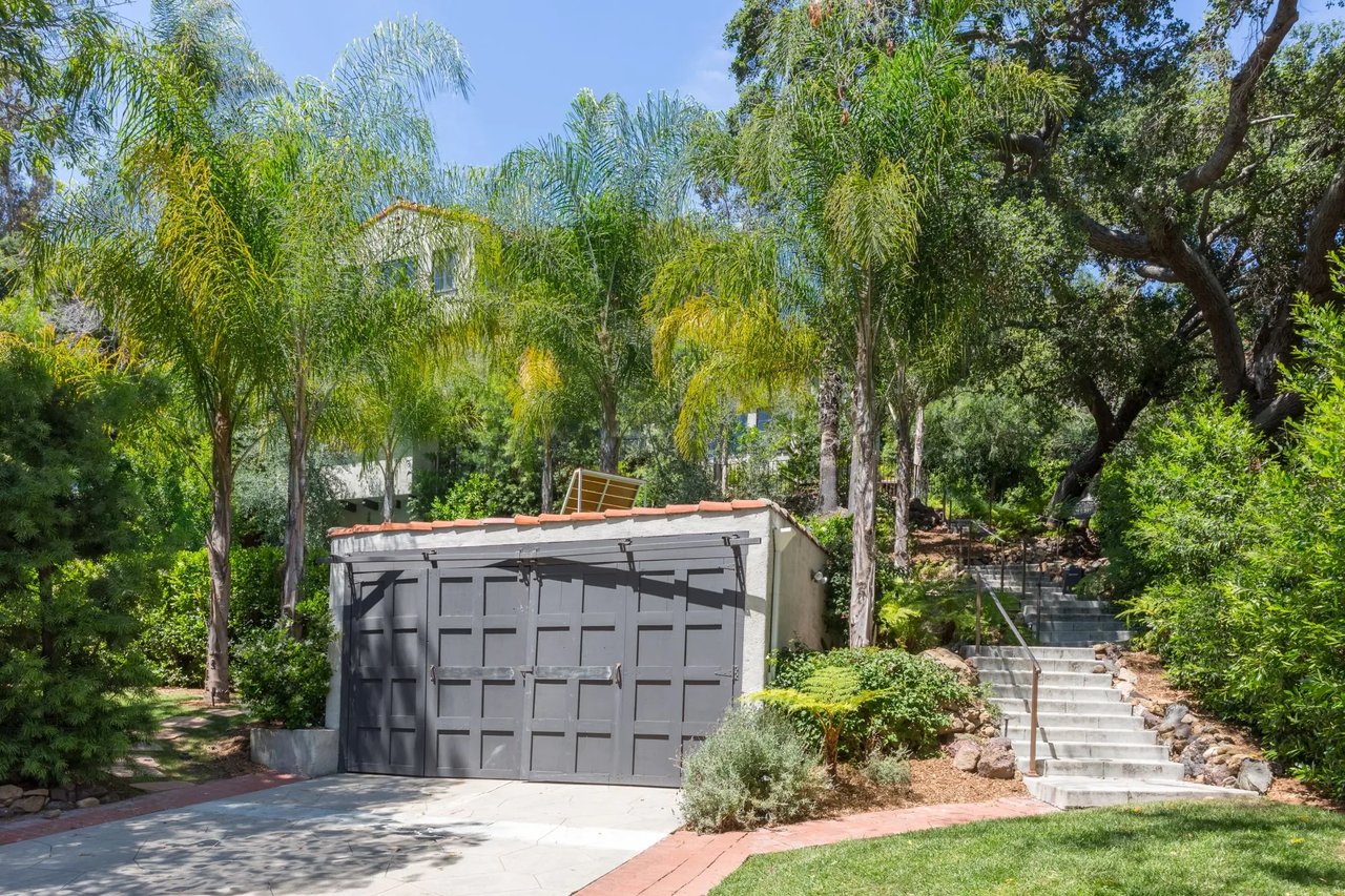 2150 Hollyridge Dr