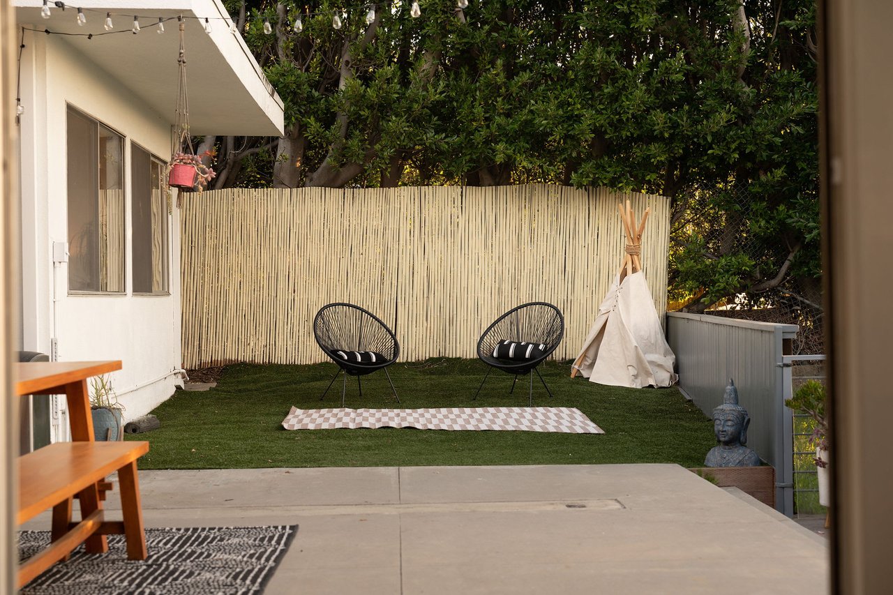deLIGHTfull Mid Century in the Studio City "Donas"