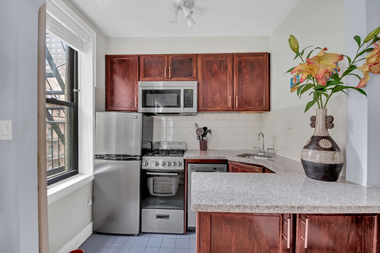 342 E 53rd St, Unit 4B