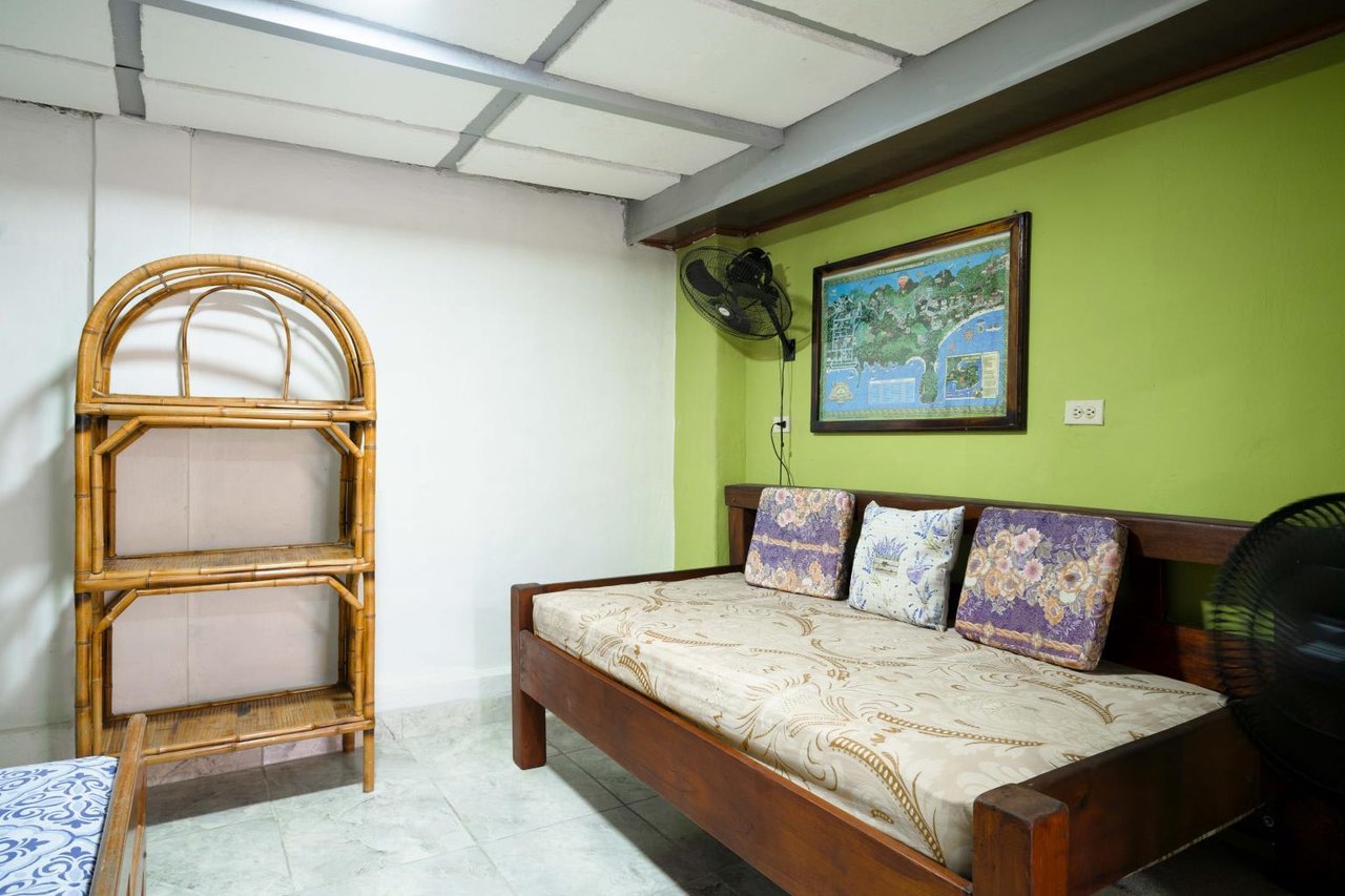 Downtown Quepos Central Hostel/Commercial Space