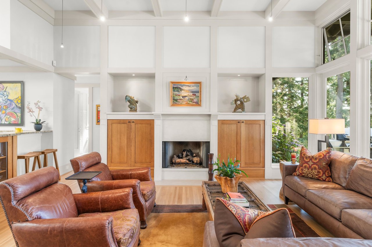 4528 Caulfeild Lane
