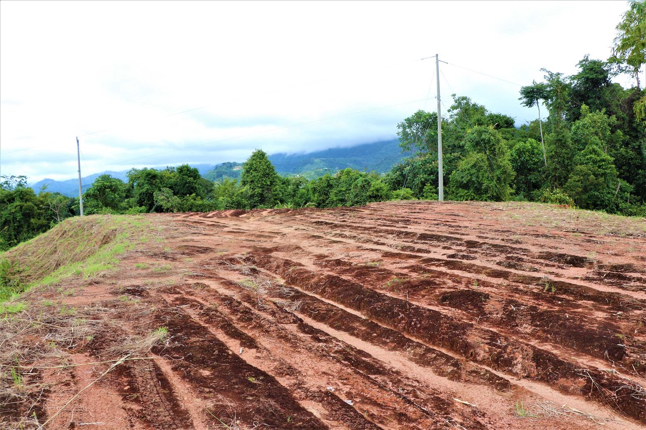 9 acres property with 360 panoramic views and 80m highway frontage