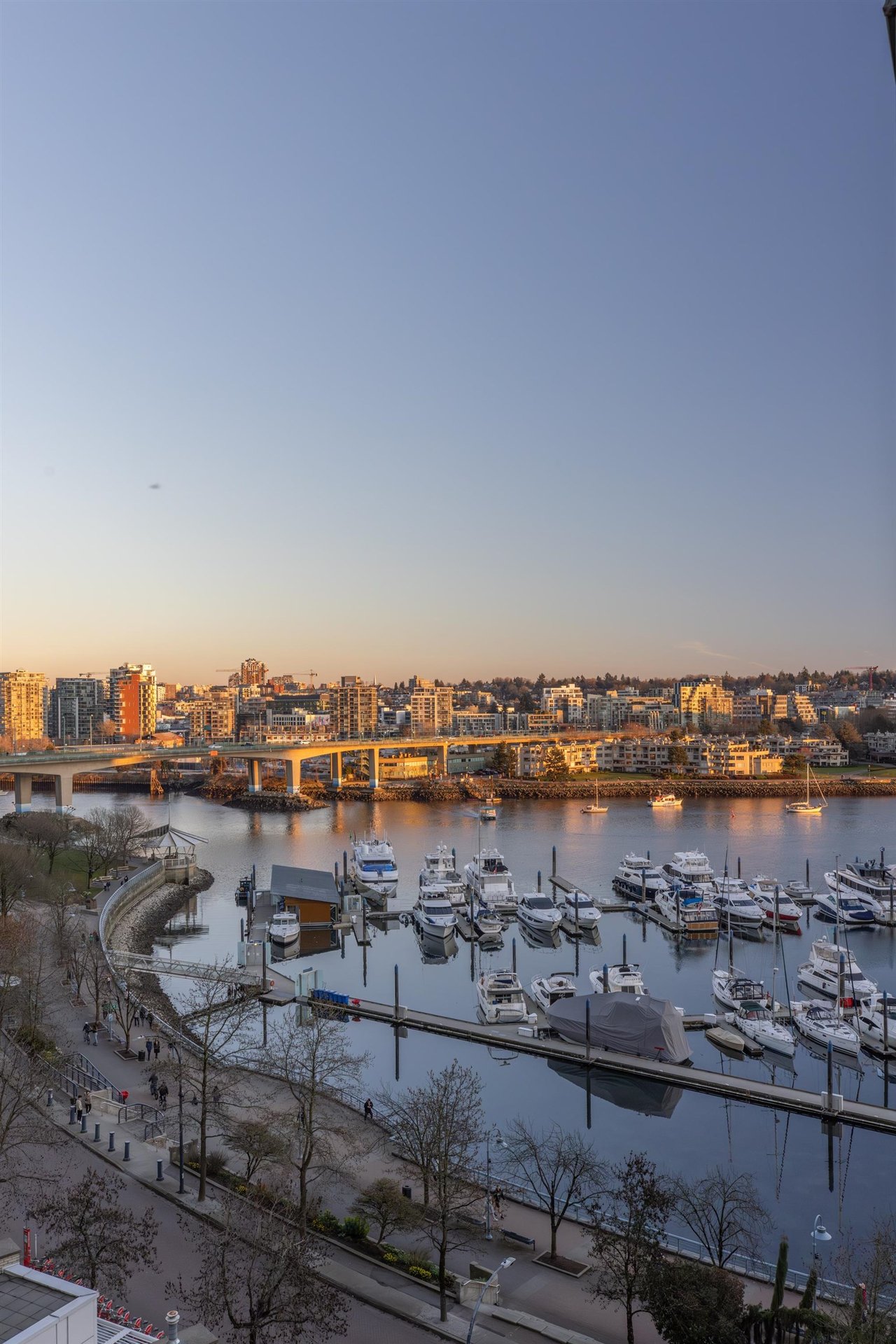 1003-1099 Marinaside Cres