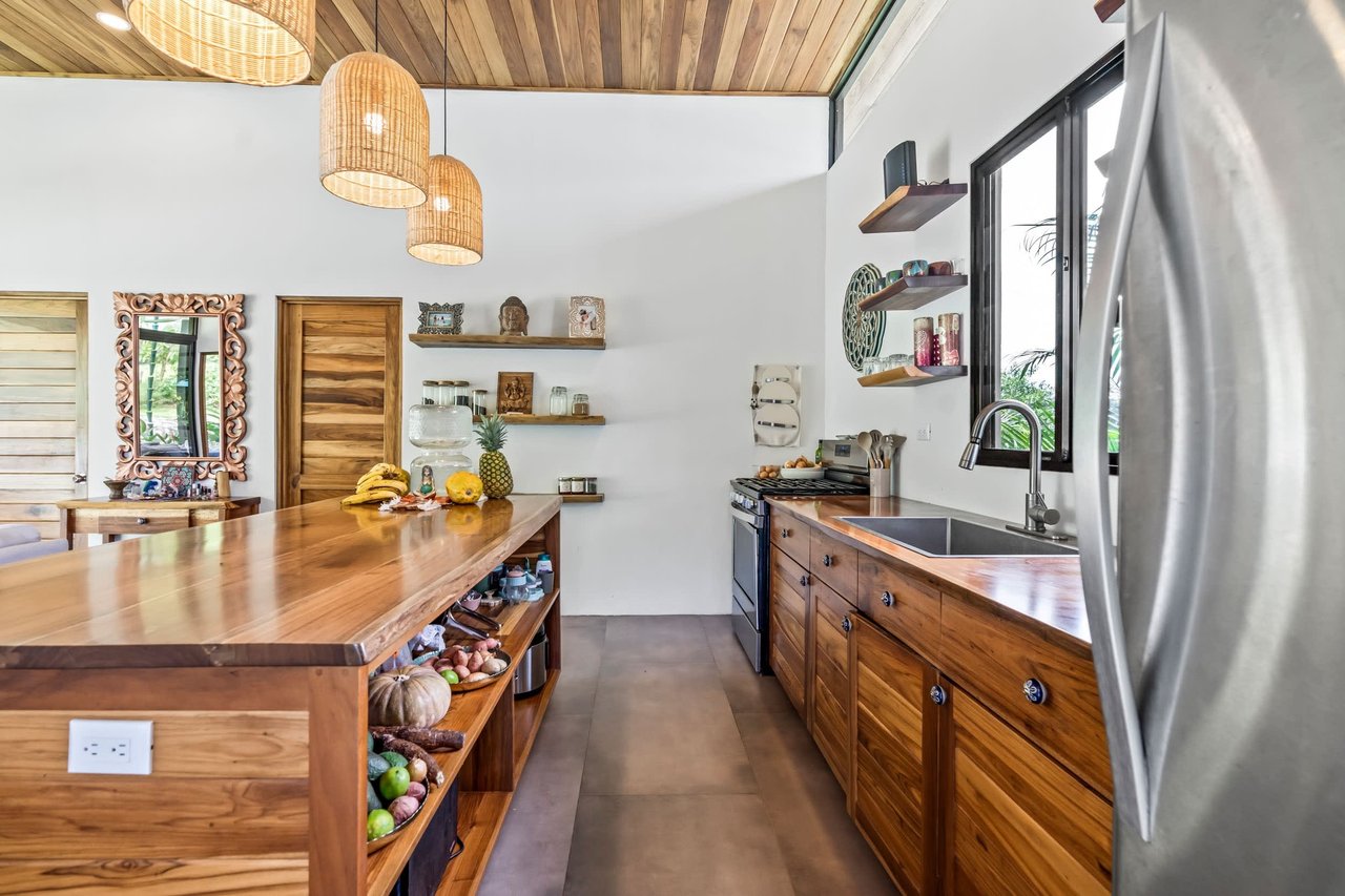 Bright & Peaceful 3-Bedroom Home With Separate Workshop/Office Space & Stunning Views Of The Lush Mountains In Easy-Access Location In Ojochal Costa Rica