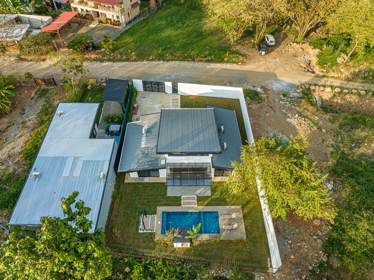Brand new House in Uvita, 3 Bed, 2Bath. Walk to the Stores