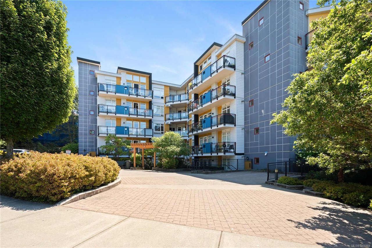 106-935 Cloverdale Ave, Saanich