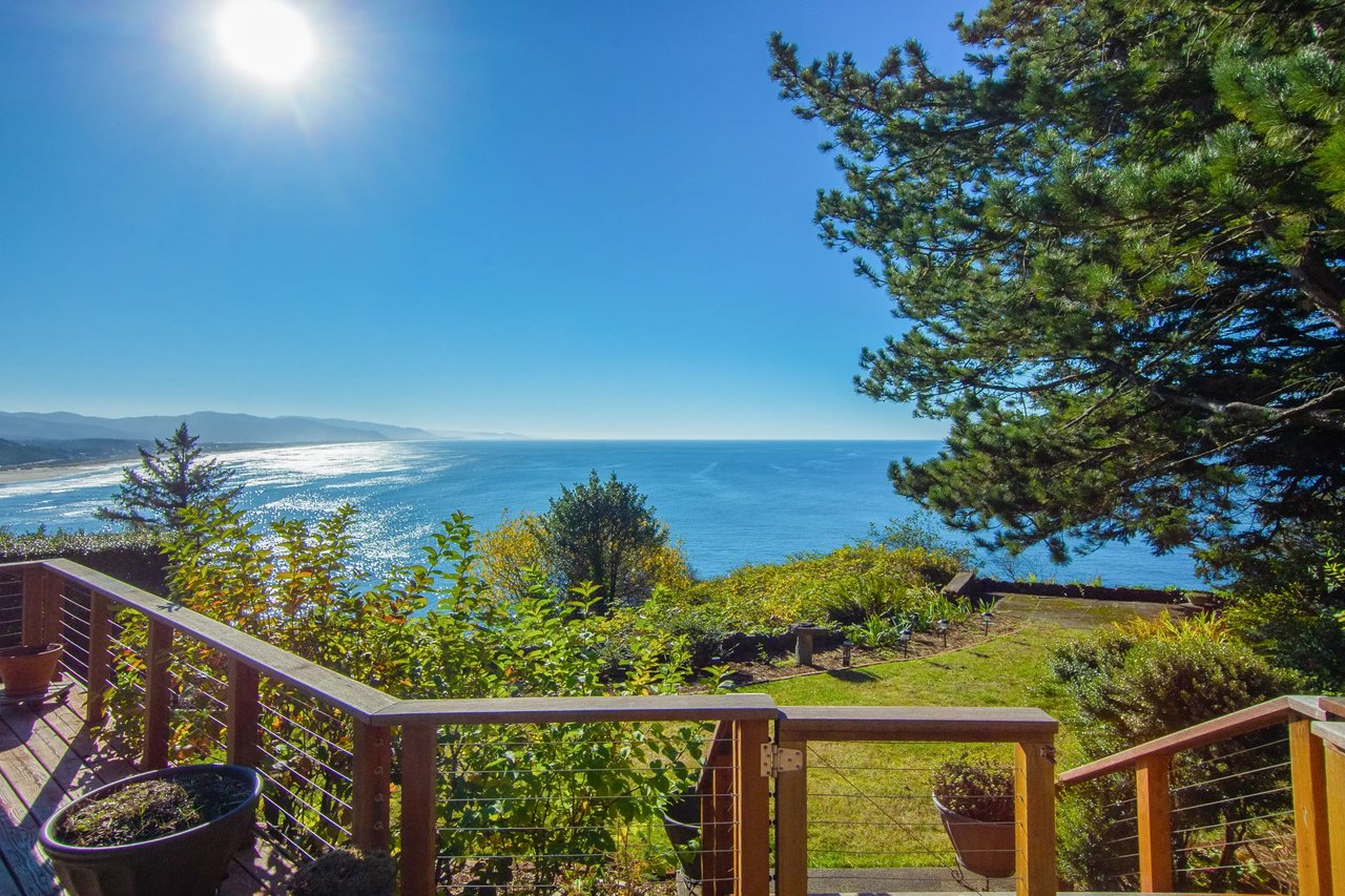 bright sun rays and deep blue ocean from a neahkahnie oregon deck