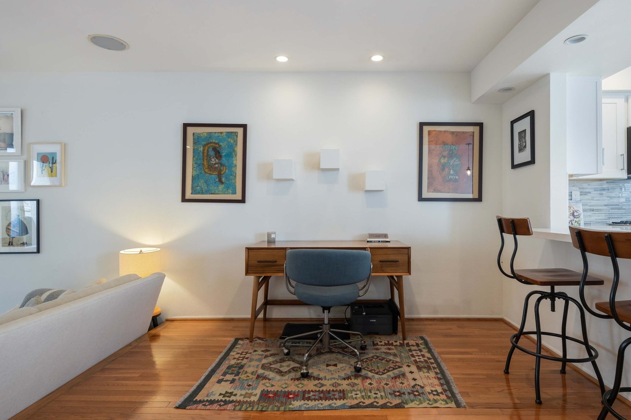 Contemporary Courtyard Townhome