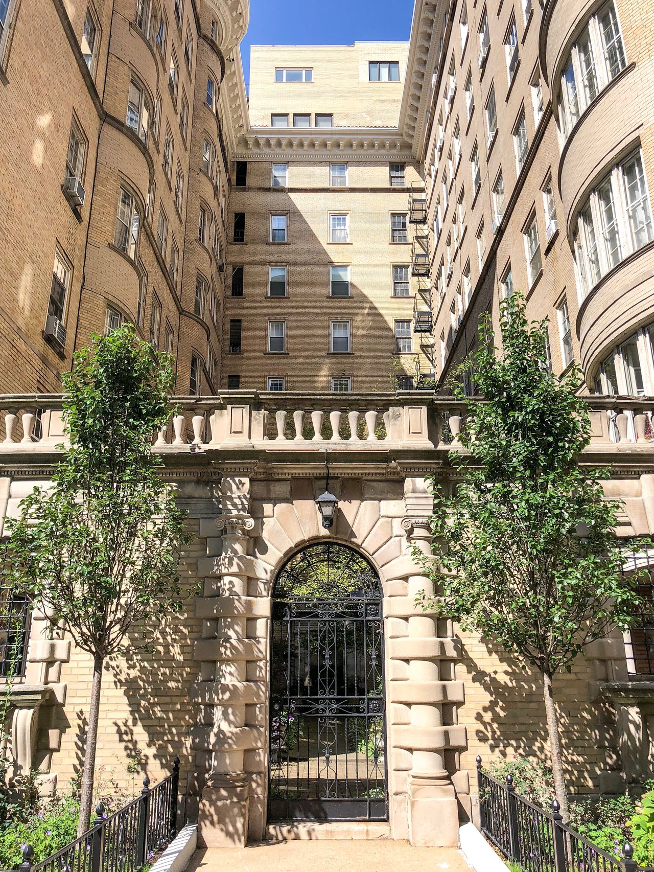 Romantic pied-à-terre in a vintage Gold Coast building 