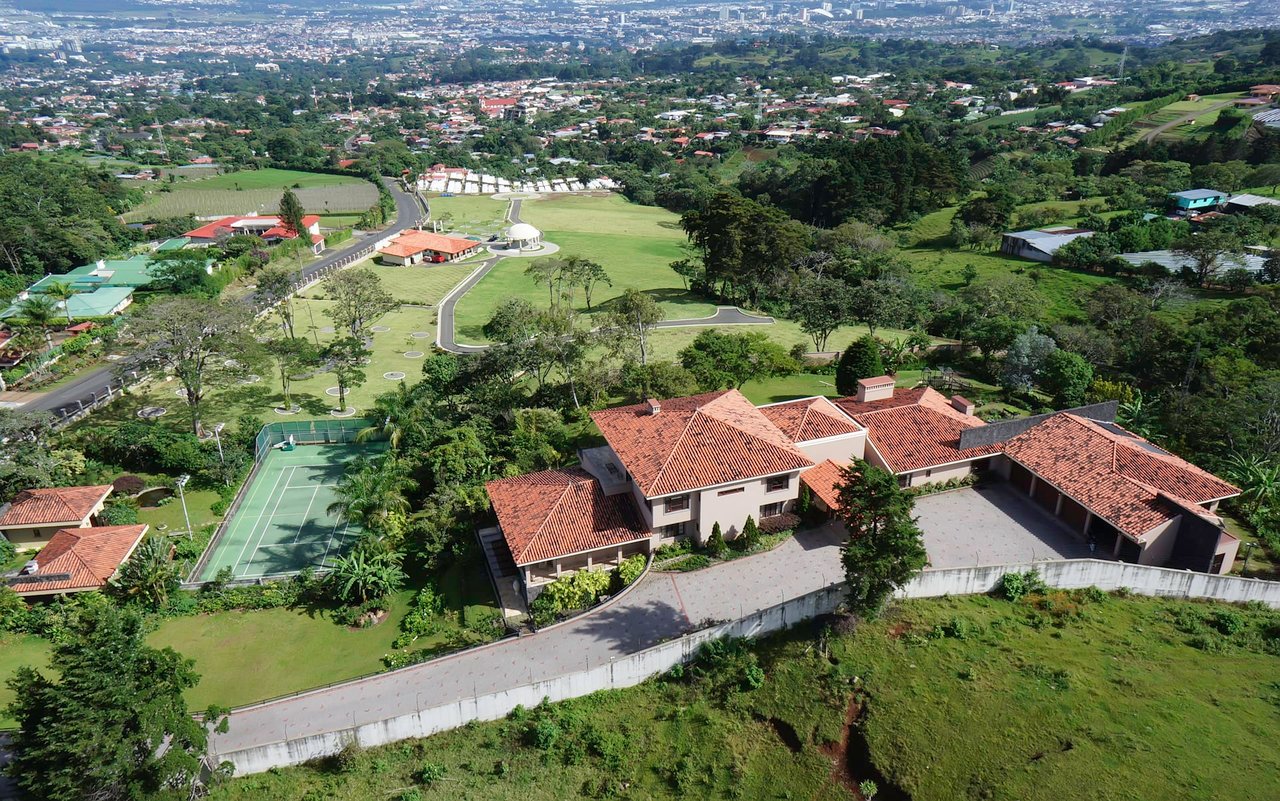 Exquisite Residence In Escazu